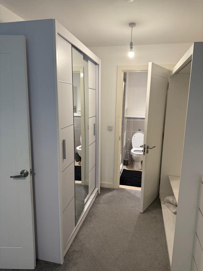 Morden Double Bedroom En-suite Main Photo