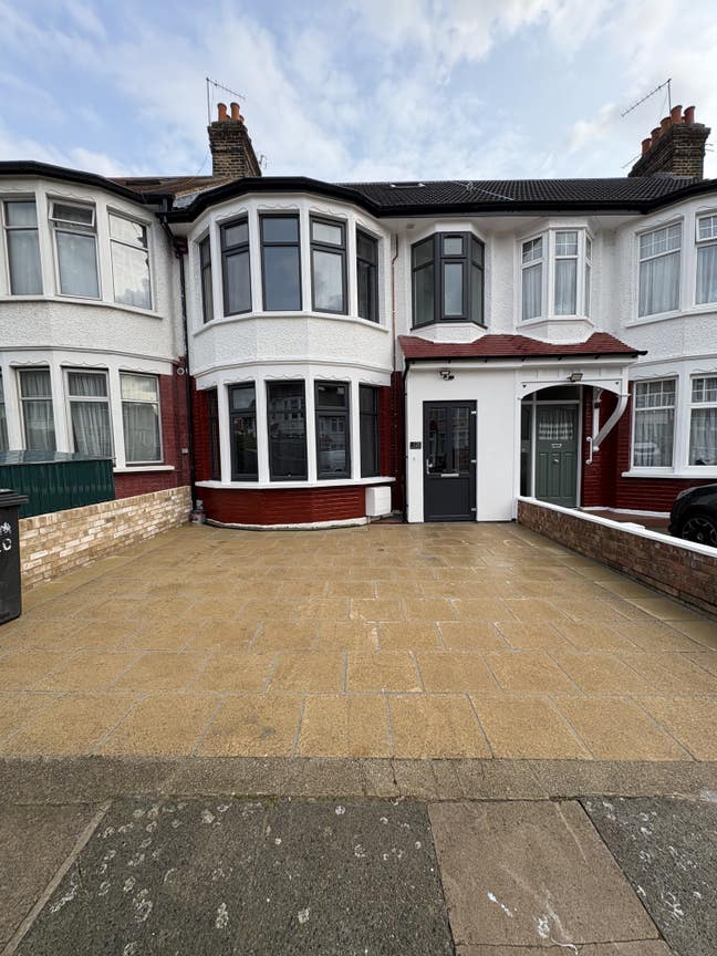 6 Bedrooms newly refurbished three story house Main Photo