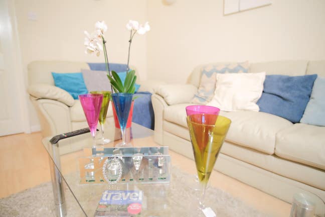 ☀️ 2 DBLE E/S: lovely friendly house near SMH.  Main Photo