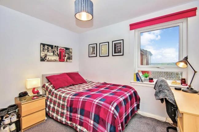 Double bed room in modern Dundee flat  Main Photo