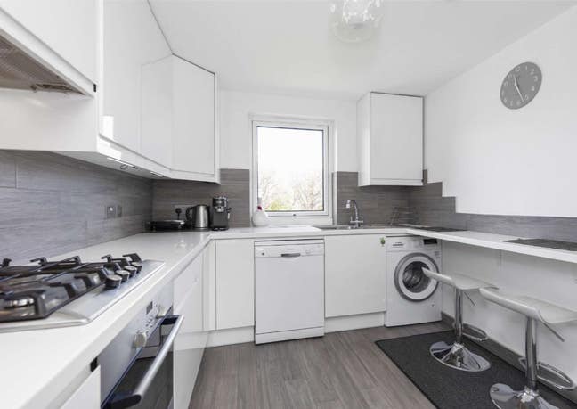 Double room in modern flat and well connected area Main Photo