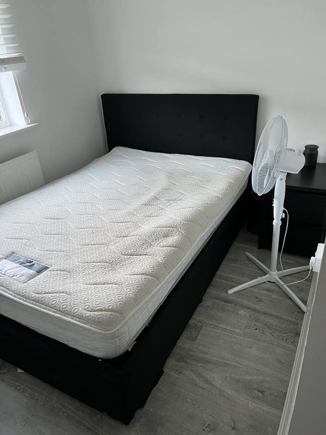 Small double bedroom Main Photo