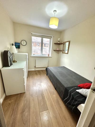 Beautiful Single Room in a Warm, Family Home Main Photo