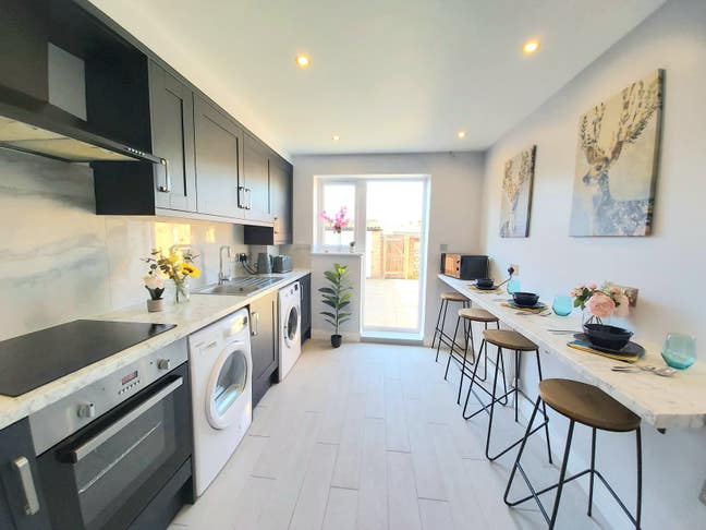Super Double Ensuite/Kitchenette Free WIFI Main Photo