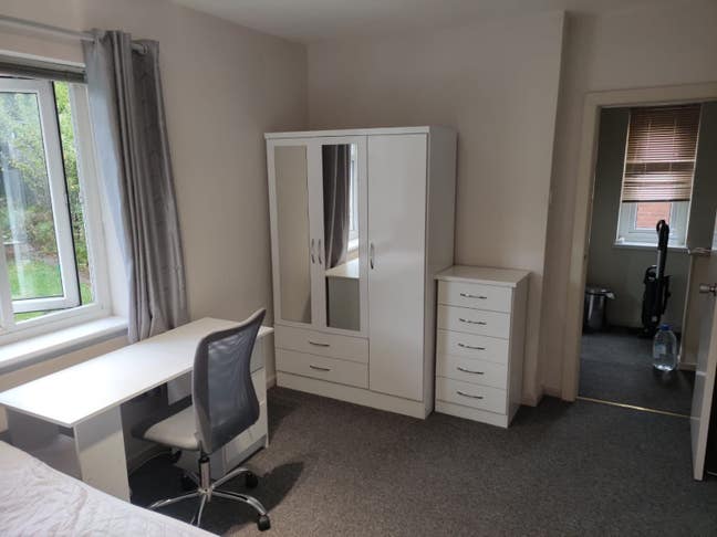  Double room for students all bills included  Main Photo