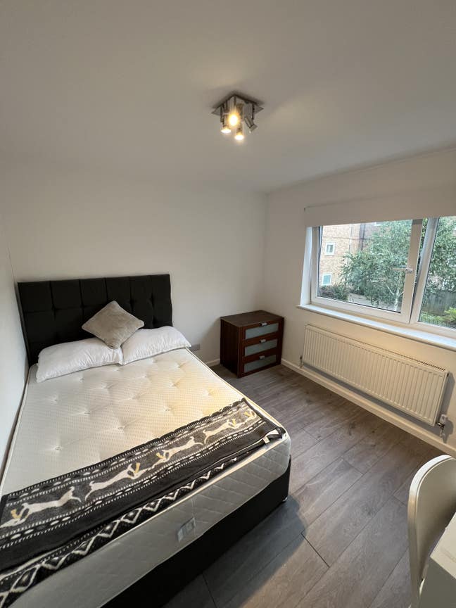 5 bedroom flat in BOW E3 3BZ  Main Photo