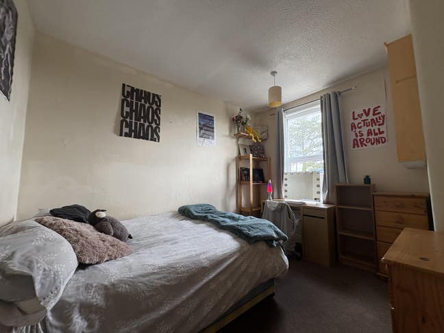 1 double bedroom available in a 6 bedroom house Main Photo
