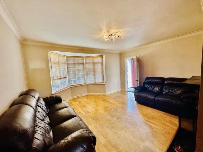 Looking someone for double room  Main Photo