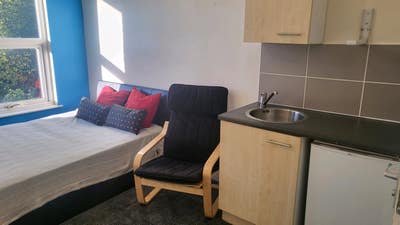  Studio ensuite/ kitchen, all bills nr train st Main Photo