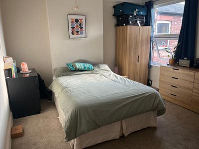 Lovely spacious double bedroom bills included  Main Photo