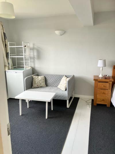 Large en suite loft double room with air con  Main Photo