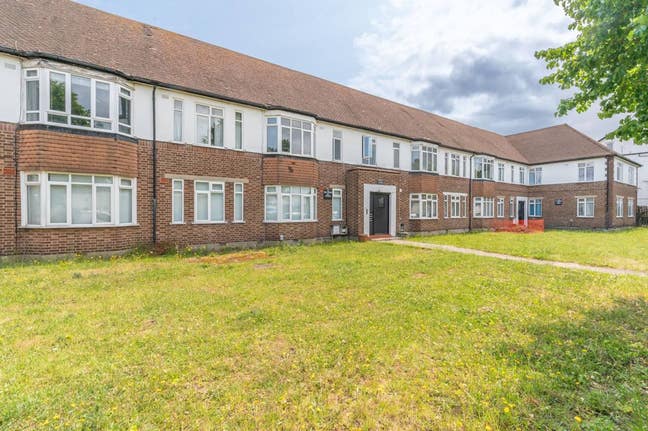 🏡 Spacious 3-Bed Ground Floor Flat with 2 Gardens Main Photo