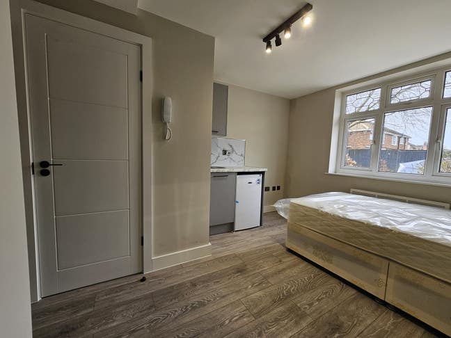 DSS- Studio Flat Available in Feltham Ashford TW18 Main Photo