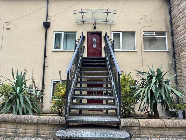 Stunning Refurbished 2 Bed Apartment LS19 Main Photo