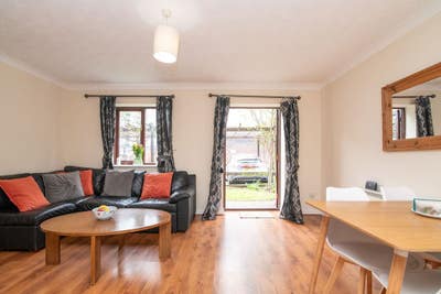 Beautiful, Modern 3 Bed Apartment on Canal Main Photo