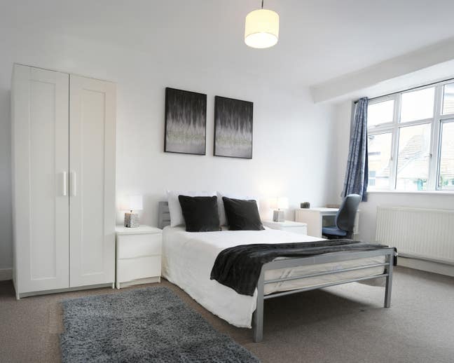 Large Double Room Available in LE2!! Main Photo