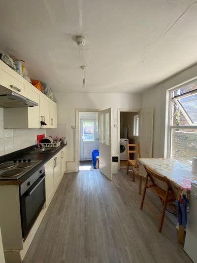 Great value Single & double bed bedsit Kilburn NW6 Main Photo