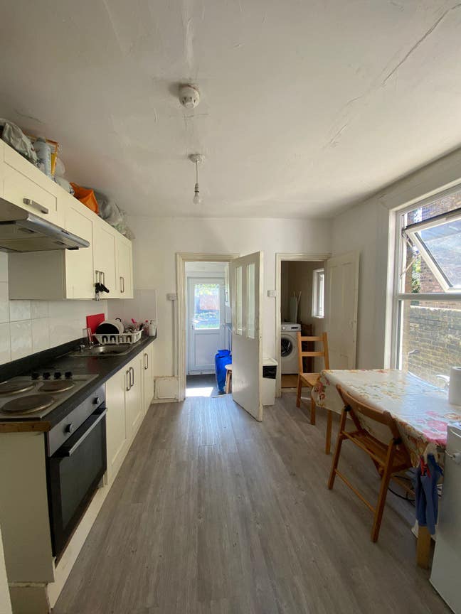 Great value Single & double bed bedsit Kilburn NW6 Main Photo