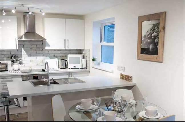 2 bed apartment suit contractors (cleaning Inc) Main Photo