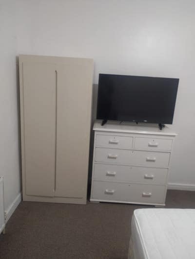 Spacious double bedroom Main Photo