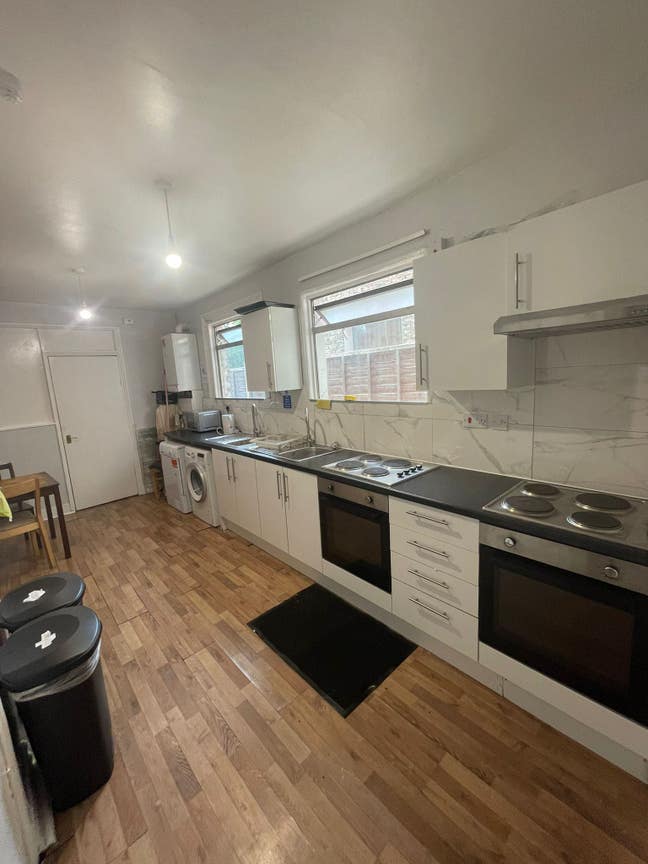 Bright Room Near Manor House All Bills Included Main Photo