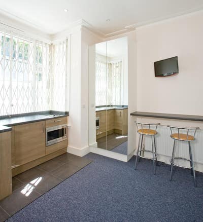 Private Studio in White City Main Photo