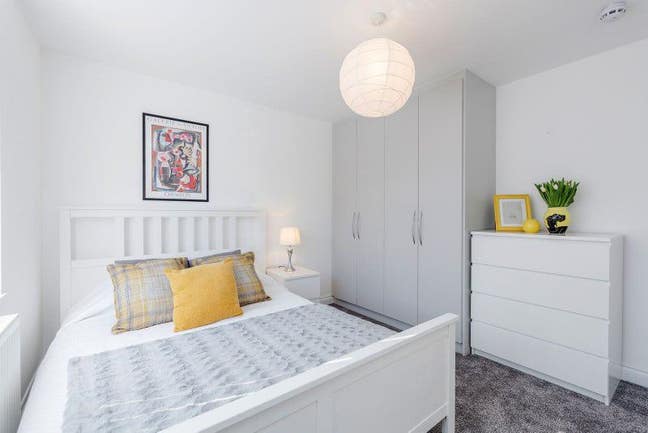 Modern Double Ensuite in Hounslow Main Photo