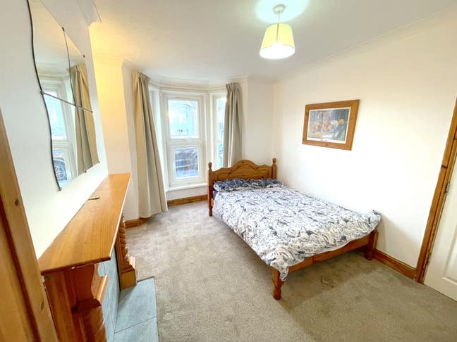 Room in Friendly house young professionals.  Main Photo