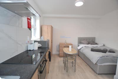 Fully Furnished Bedsit E1 for Student/Professional Main Photo