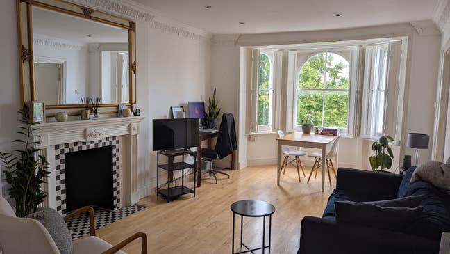 Nice small ensuite room (week days) Main Photo