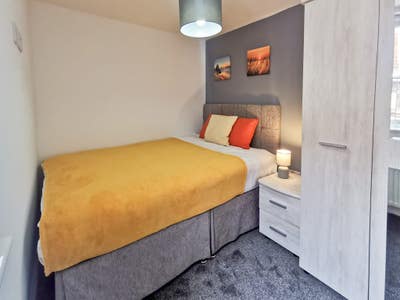 10 min walk to town centre & bus station * Ensuite Main Photo