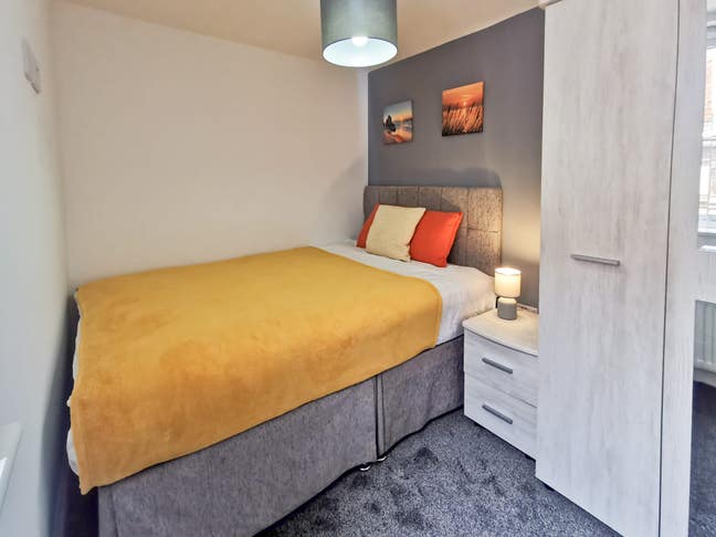 10 min walk to town centre & bus station * Ensuite Main Photo