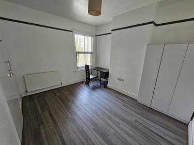 2 Bedroom 2 Spacious Rooms for Rent in Bedminster  Main Photo