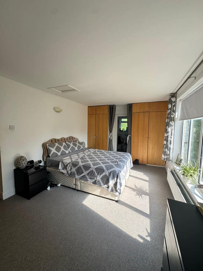 Rare and urgent large king size ensuite bedroom Main Photo
