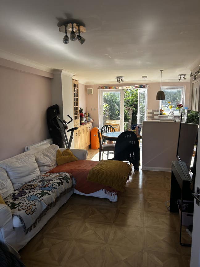 Room available in friendly house with garden!  Main Photo