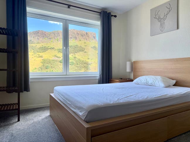 Bright central room with Arthur’s Seat view Main Photo