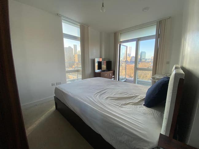 Beautiful Room with Balcony Access in Poplar Main Photo