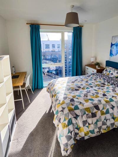 Top Floor Sunny Spacious Ensuite; Balcony views Main Photo