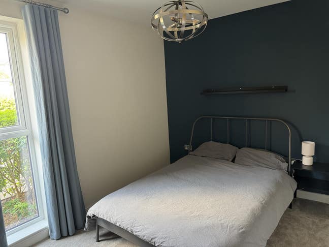 Nice and Comfortable ensuite in Addlestone Main Photo
