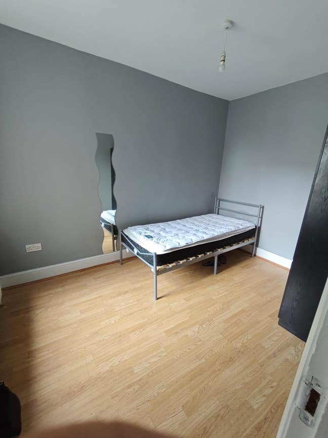 🏡 Elegant Double Rooms in Spacious Home  Main Photo