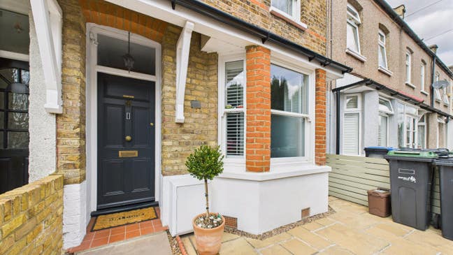 Double Room close to Enfield Town  Main Photo