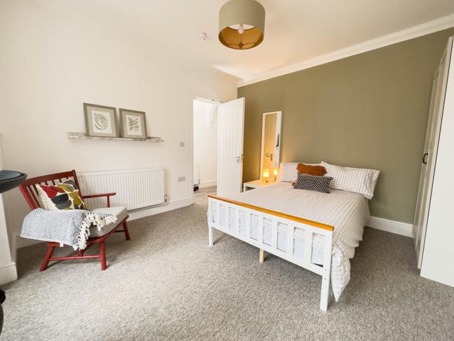 Bright Spacious Room Close to City Main Photo