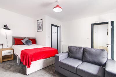 Luxury Large Studio Room + Ensuite *Bills inc* Main Photo