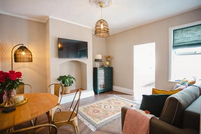 Stunning Two Bed Apartment with All Bills Included Main Photo