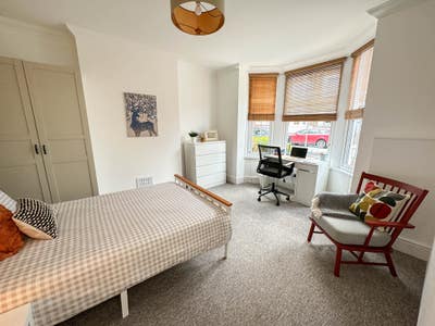 Fantastic Room Close to City Main Photo