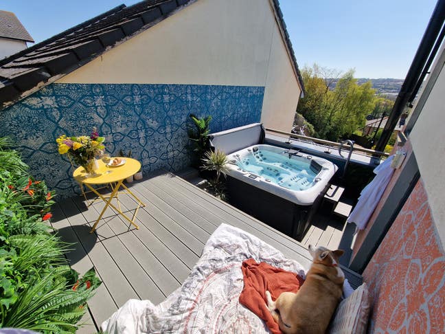 Short term let in house with hot tub 2 rooms avail Main Photo