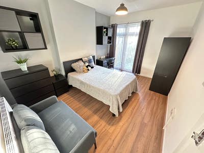 Large dbl room in professional houseshare Main Photo
