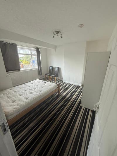 Master double Room in CR4 3JP Main Photo