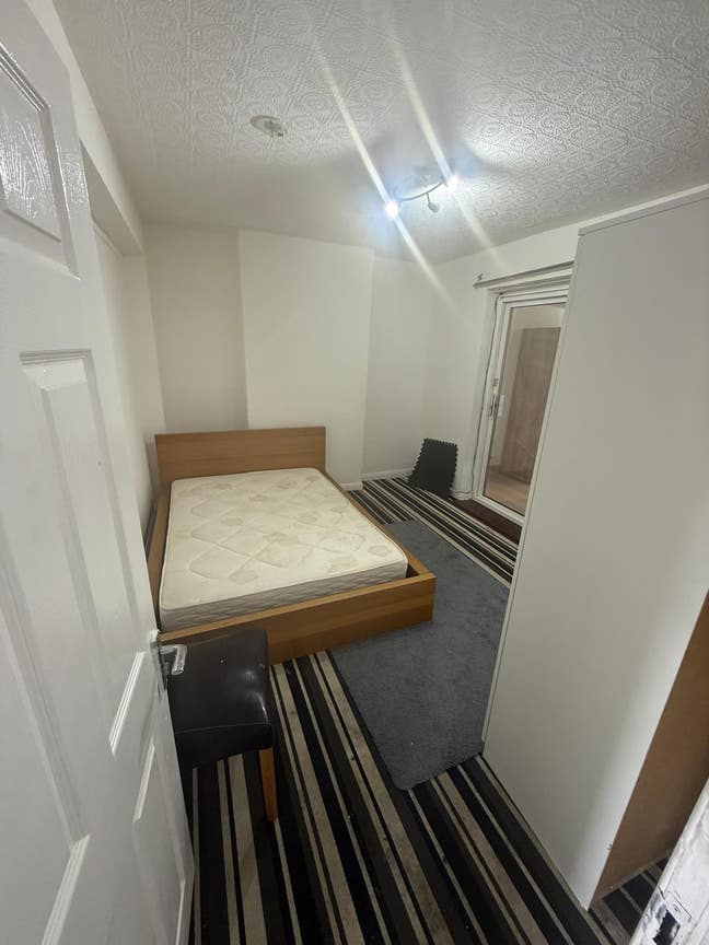 Master double Room in CR4 3JP Main Photo