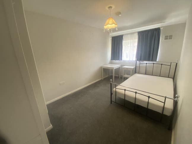 A double room near train station- small deposit Main Photo
